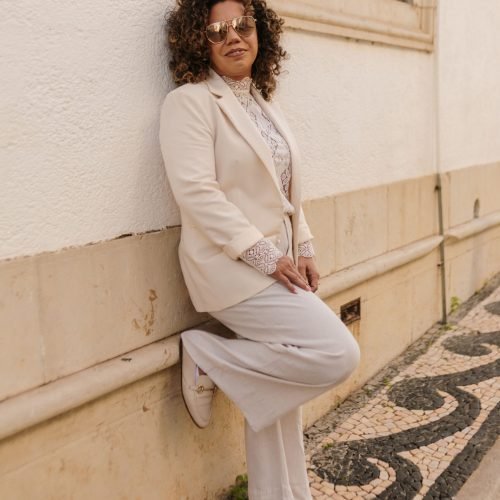 Carol Rocha: a especialista em cachos que está a transformar a autoestima das mulheres no Algarve