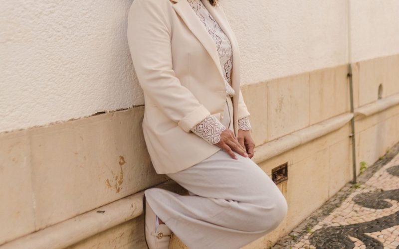 Carol Rocha: a especialista em cachos que está a transformar a autoestima das mulheres no Algarve