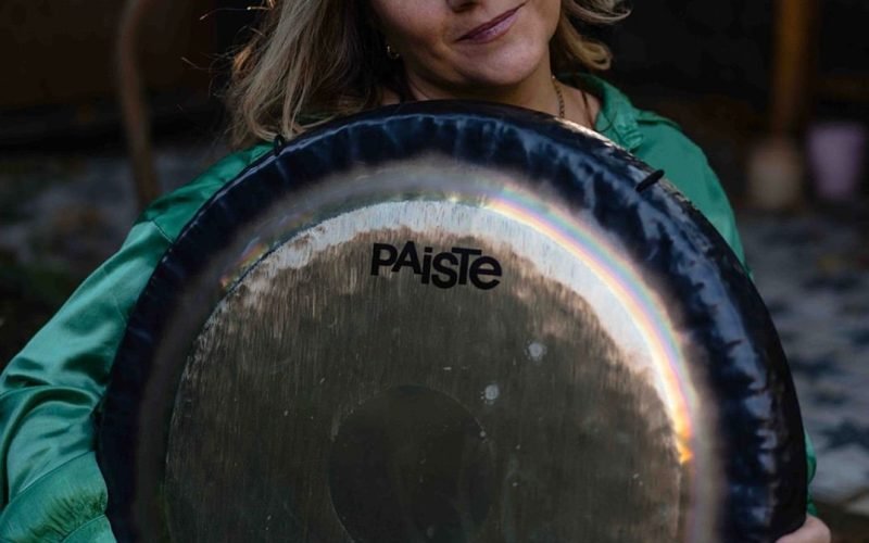 Ana Paola Roveda: quando o som se torna caminho para o equilíbrio emocional