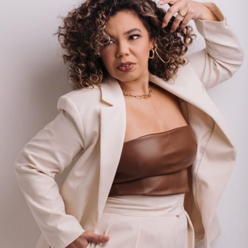 Além da Tesoura: Carol Rocha e a Arte de Mentorar a Liberdade Capilar no Algarve