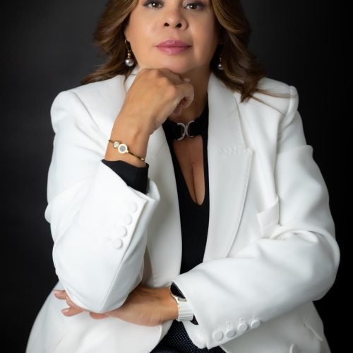 A Alquimia da Superação: Mairim Sanguino e a Reconstrução da Identidade Feminina através do Empreendedorismo Global