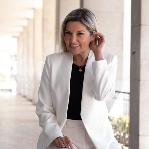 A Engenharia da Autoestima: Izabel de Paula e a Arquitetura da Transformação Humana na Diplomacia Civil Global